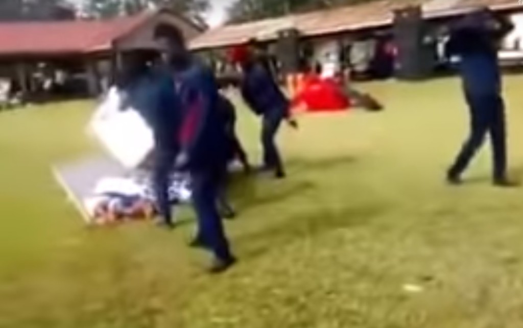 加納有葬禮遺體飛出棺材還慘被壓住。網上圖片