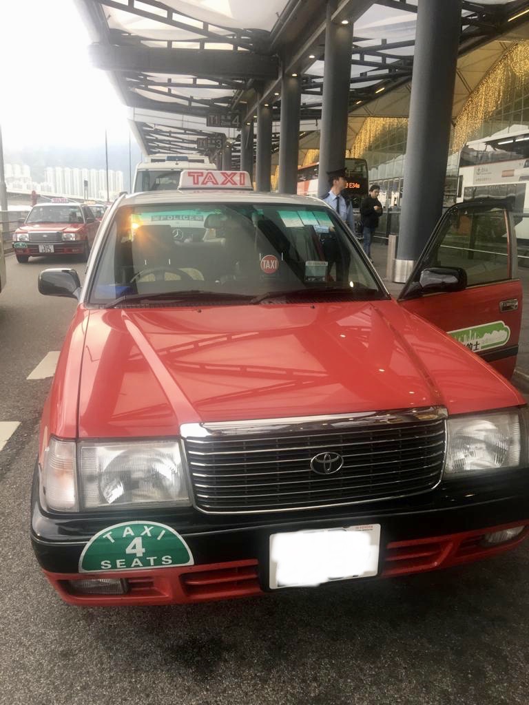3輛涉案的士亦懷疑被非法改裝被拖走檢查。圖:警方提供