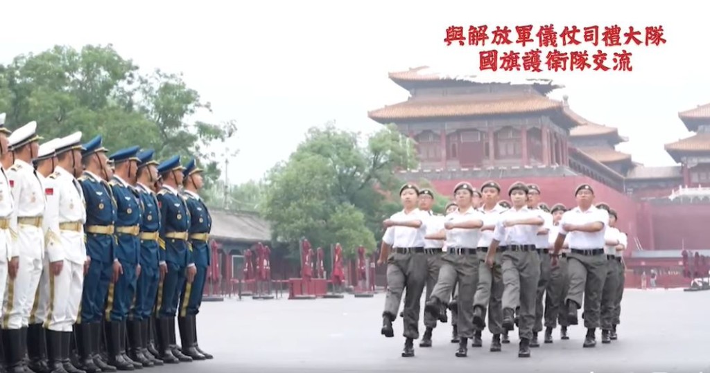 向國旗護衛隊學習專業步操技巧。