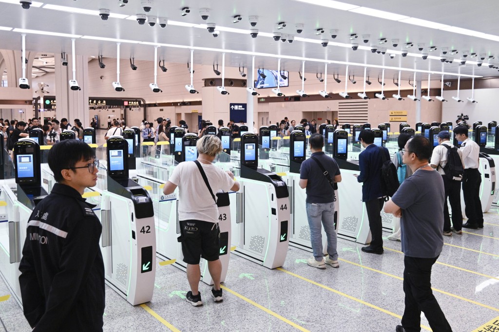 新皇崗口岸由今早6時半開始提供服務,直至8時半共錄得5,170名旅客出入境。 新皇崗口岸由今早6時半開始提供服務,直至8時半共錄得5,170名旅客出入境。
