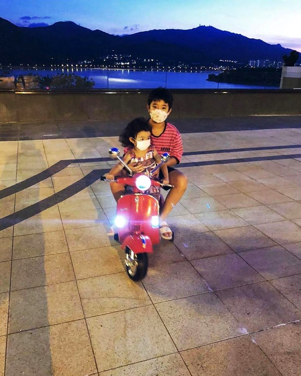 一對子女被阿聰感染都鍾意玩小型電單車。