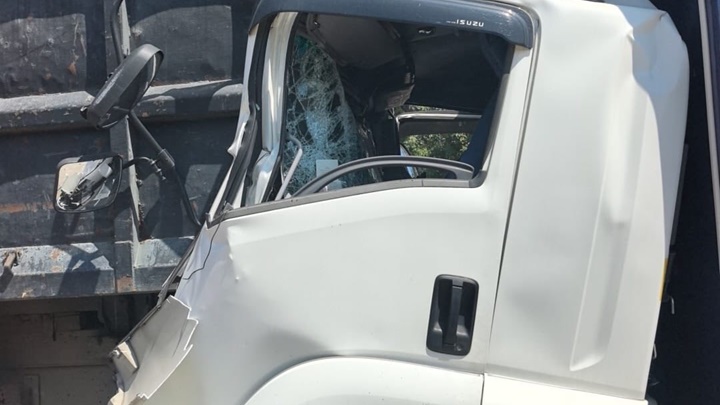 貨車猛撼泥頭車車尾。fb：車cam L（香港群組）