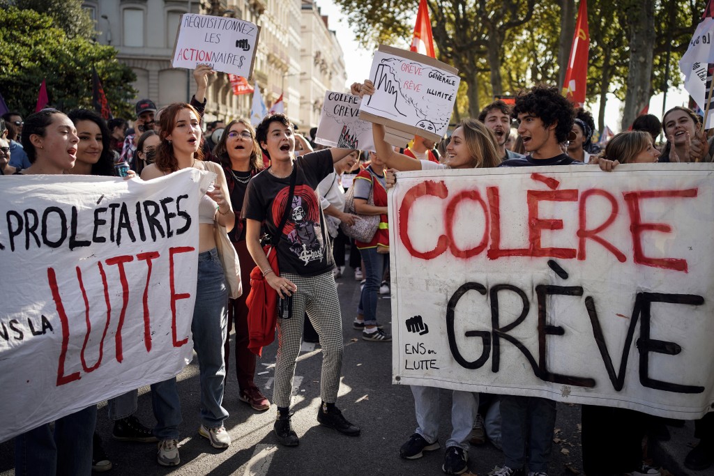 法國中部里昂舉行的示威活動中抗爭者大叫口號。AP