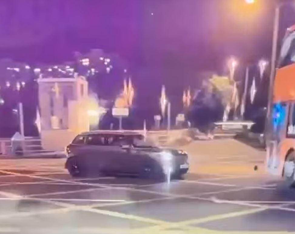 MINI Cooper打白鸽转掉头。fb香港突发事故报料区影片截图