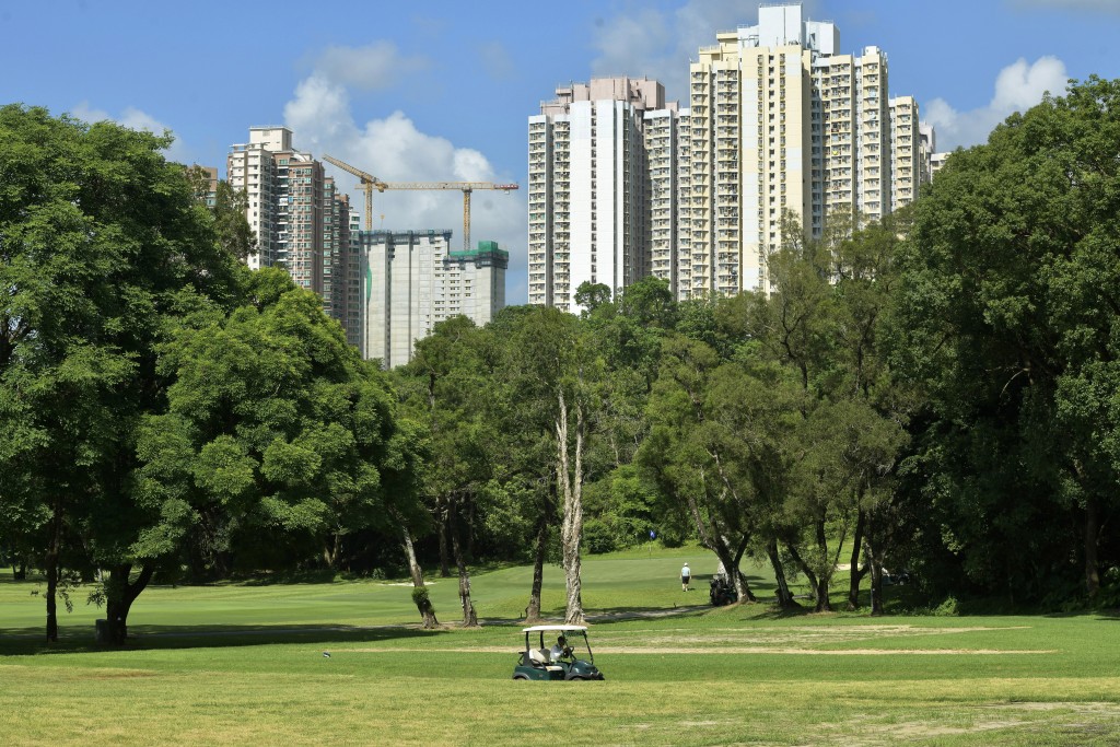香港哥尔夫球会其中32公顷用地的租约将于今年8月届满，政府计划利用其中9公顷土地兴建12,000个公营房屋单位。资料图片