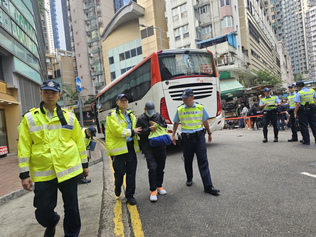 旅遊巴司機被帶署調查。