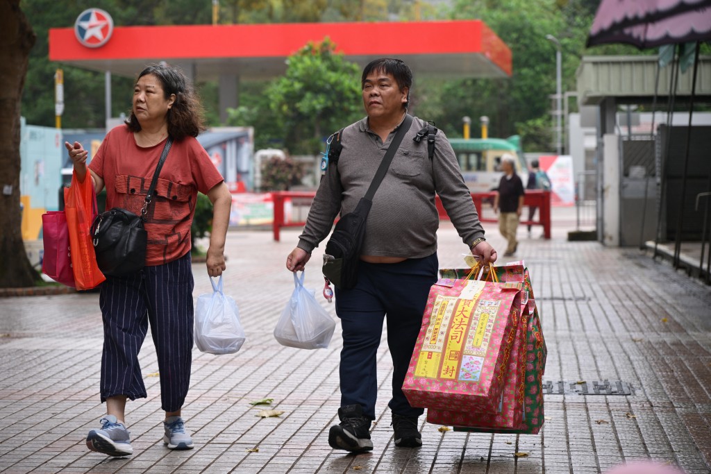 不少孝子賢孫提着大包小包祭品,衣包,有序地上山掃墓。 不少孝子賢孫提着大包小包祭品,衣包,有序地上山掃墓。