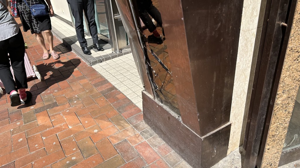 超市與酒家相連的柱身及玻璃裝飾被撞爛。蔡楚輝攝