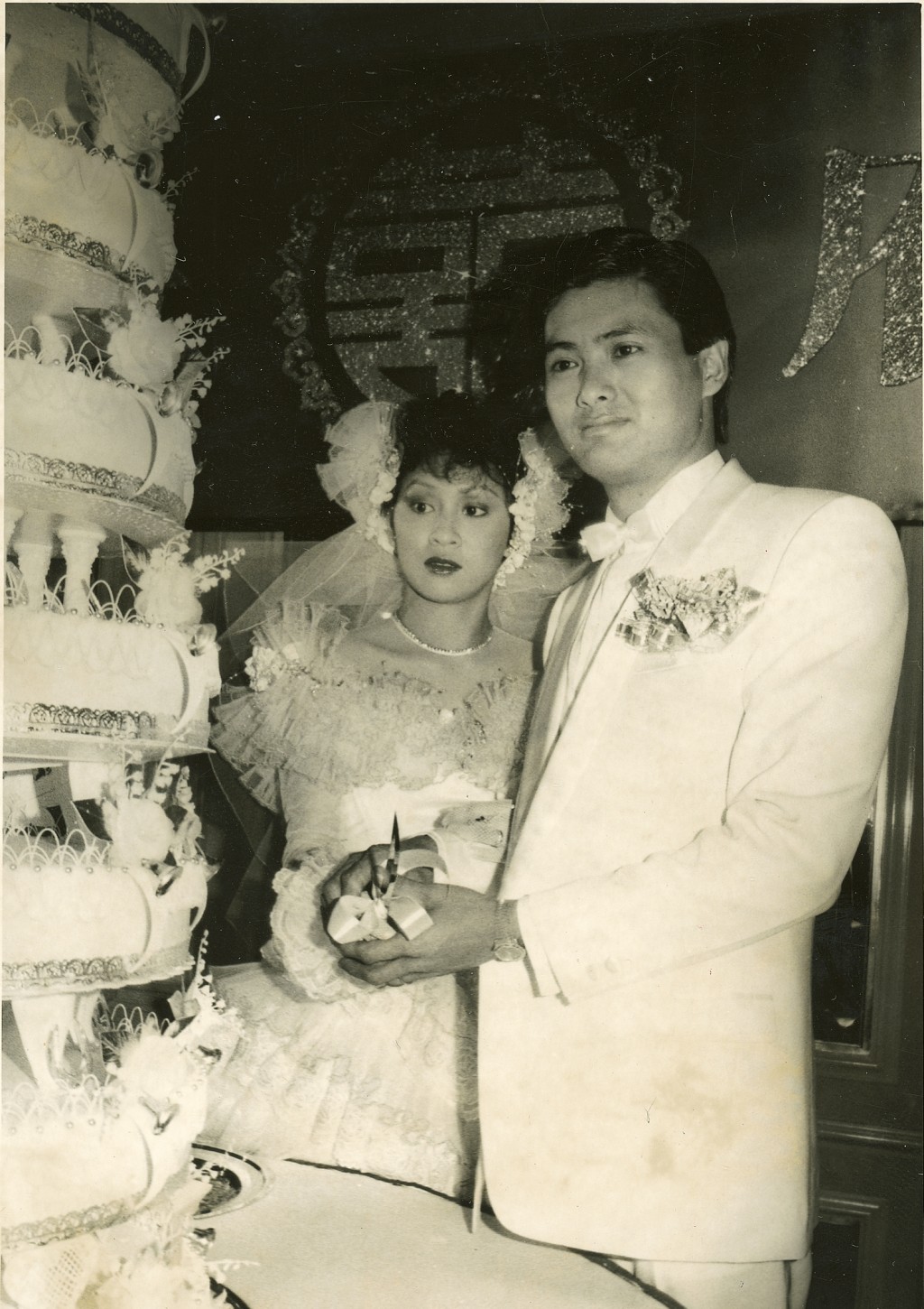 余安安在1983年与周润发闪婚。