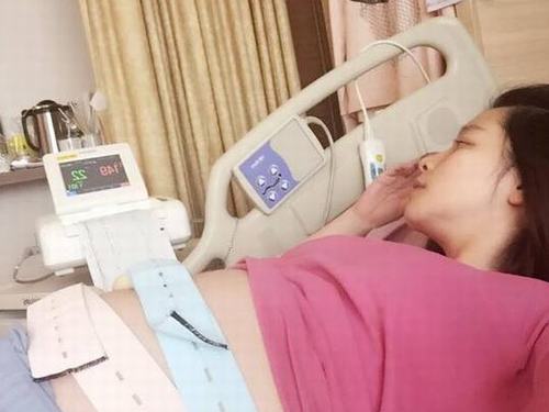 徐若瑄怀孕初期就有出血现象，要长期卧床及打安胎针，养胎长达142日。