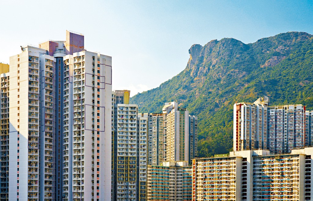 「獅子山精神」強調港人刻苦耐勞的特質，塑造出服從與拼搏的「勞動倫理」，逐漸演化為將辛勞視為常態的社會文化。