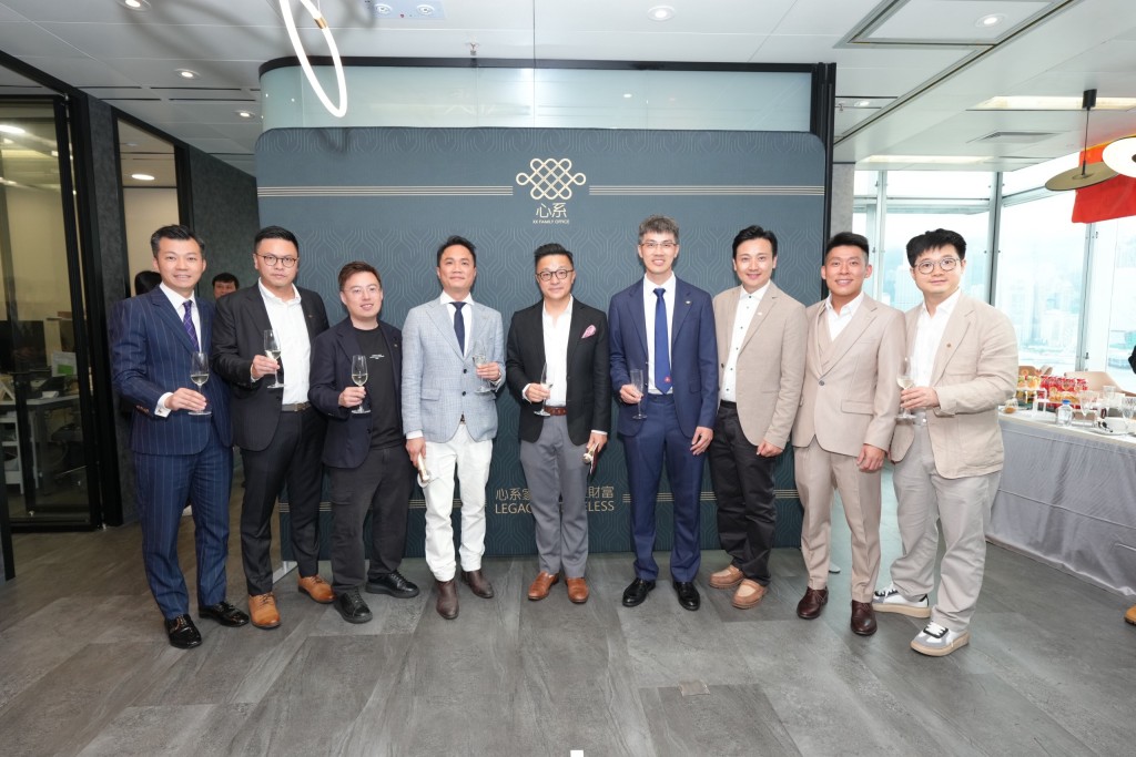 心系家辦及恆界信託管理層合照（左起：鄭長弘、黎嘉成、王偉華、陳炳鳴、王傲山、陳文振、蘇晉霆、吳栢楠、孫鑫）