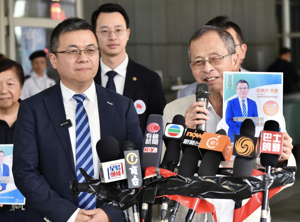 曾任培侨中学校长的曾钰成（右）在伍焕杰参选时为其站台。