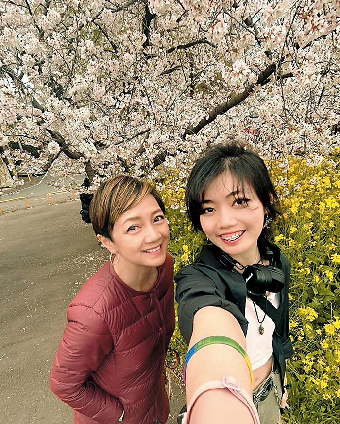 今年四月，两母女去日本赏樱，Hannah当时已贪靓化妆和箍牙。
