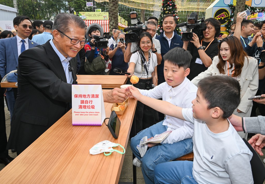 陳茂波在工展會上與市民交流。陳茂波網誌圖片 陳茂波在工展會上與市民交流。陳茂波網誌圖片
