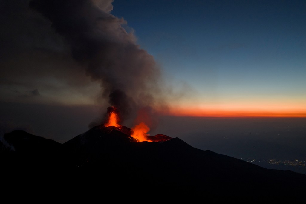 西西里岛埃特纳火山喷发，吸引大批游客近距离观赏壮观的熔岩流。路透社