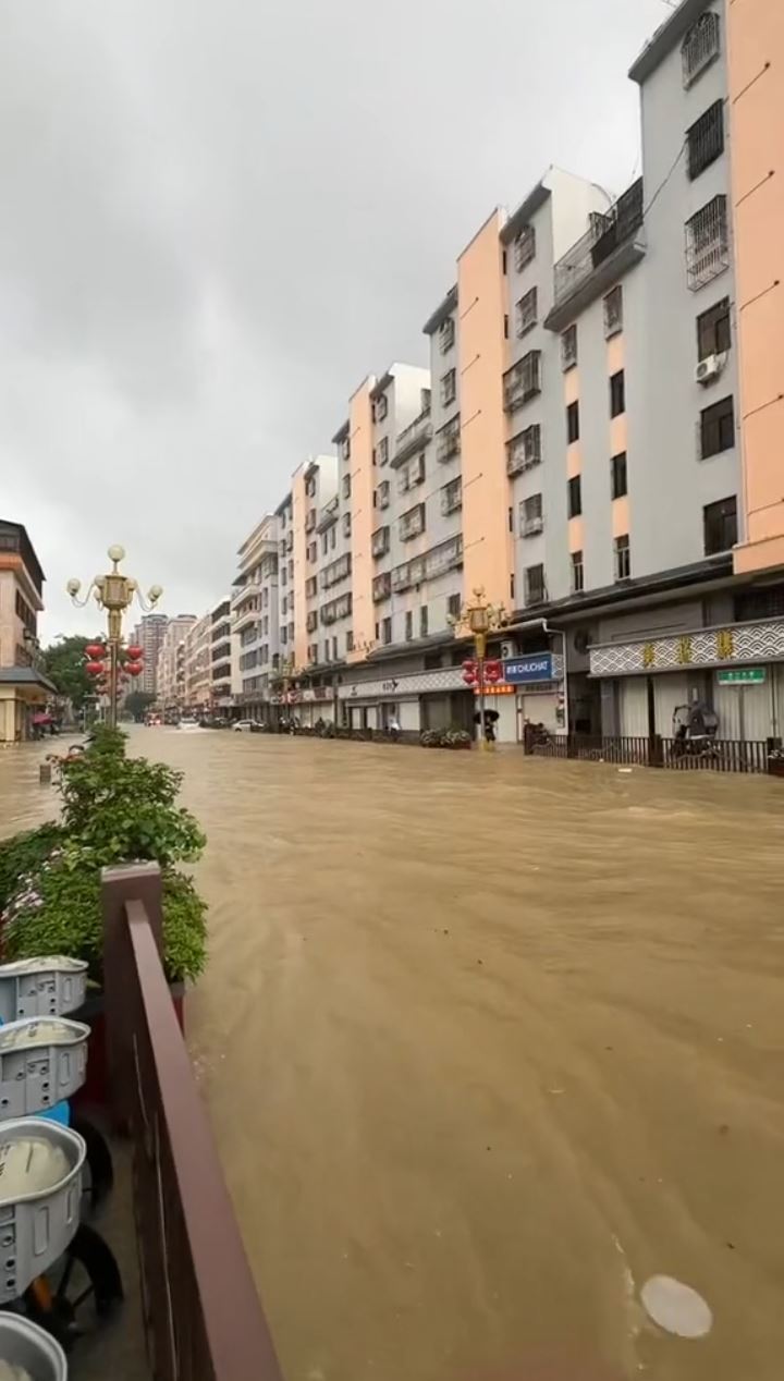 廣東多地暴雨，汕尾陸豐有觀測站錄逾400毫米雨量，惠來縣有多艘船被沖走。  