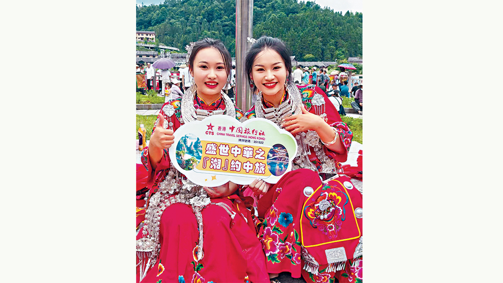團友體驗苗族變裝旅拍，好靚女。