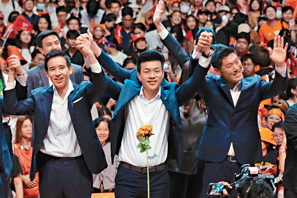 人民黨總理候選人那他蓬(左)在曼谷造勢。 