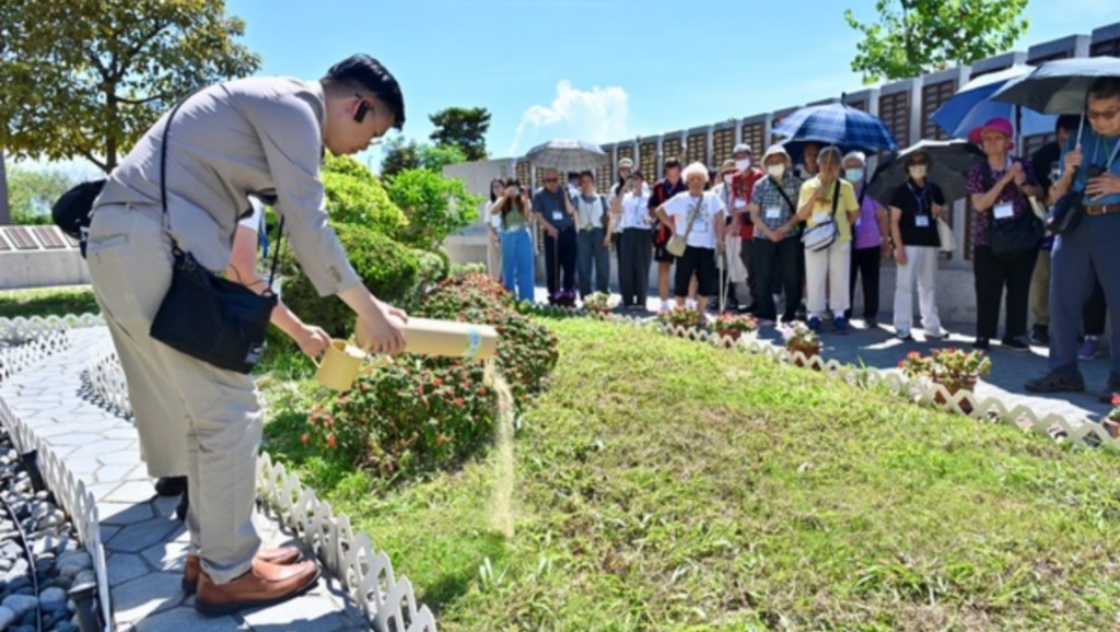食環署積極推廣綠色殯葬,包括舉辦紀念花園導賞團、「人生學堂」活動系列等。政府新聞處