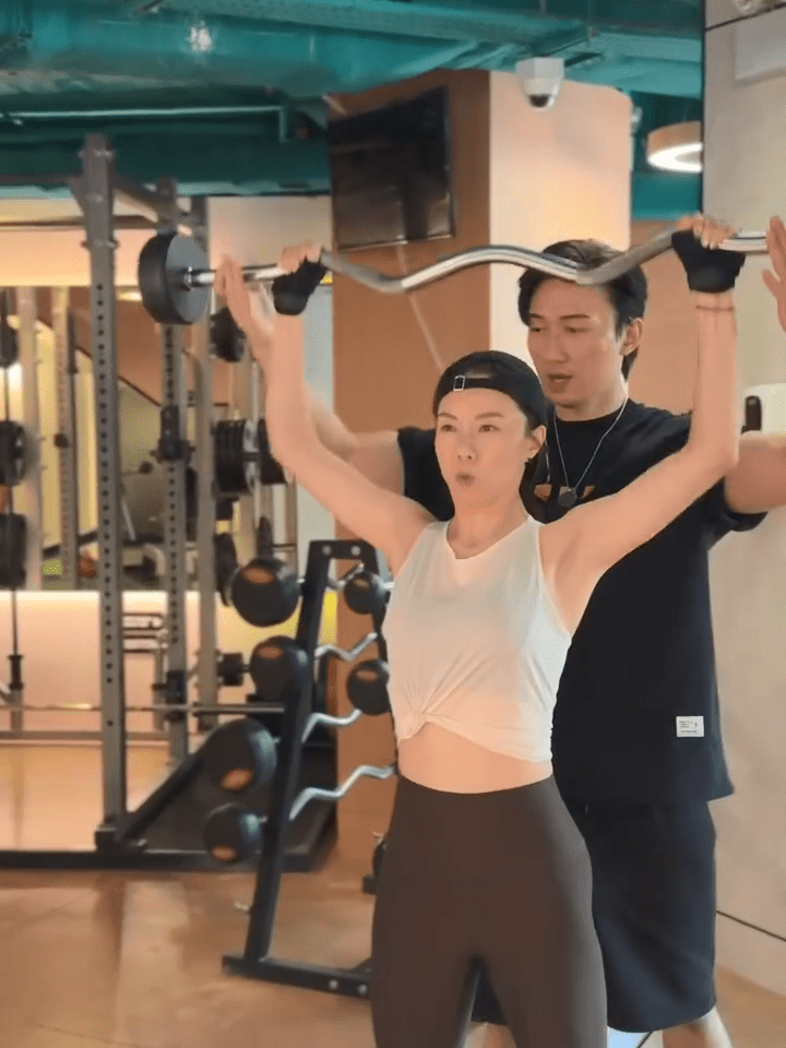 鄧麗欣日前曾作出回應,但仍然被網民狙擊。 鄧麗欣日前曾作出回應,但仍然被網民狙擊。