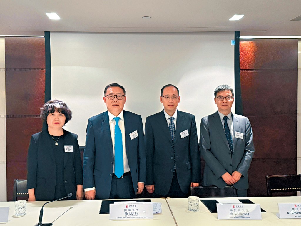 劉嘉(左二)表示,光大永年將通過在新租約中增加附加服務來提升收益。