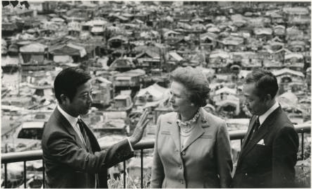 港英時代時任房屋司廖本懷（左）與英國首相戴卓爾夫人（中）到訪鴨脷洲。資料圖片