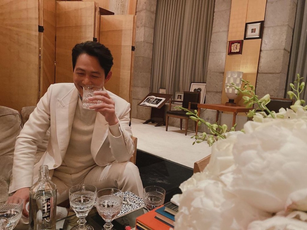 李政宰這張暢飲照,攝影正是李敏鎬。