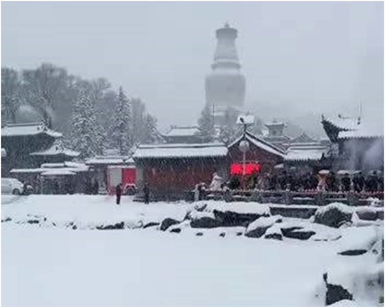 五台山天空和大地都是白茫茫一片。網圖