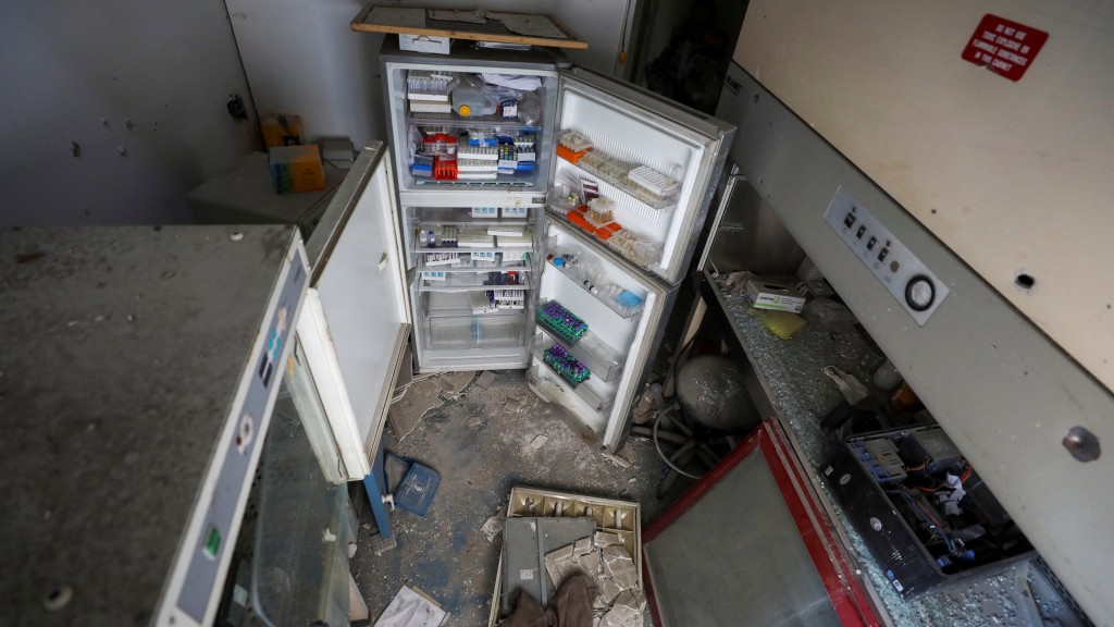 路透社4月初回到医学生殖中心，一支支样本仍在受损的雪柜内。  路透社