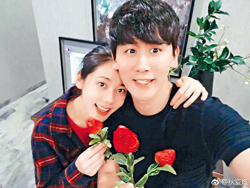 于曉光被指背着妻子秋瓷炫，與另一女子玩坐大髀。