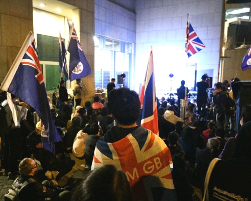 參加者揮動英國國旗或港英旗幟。