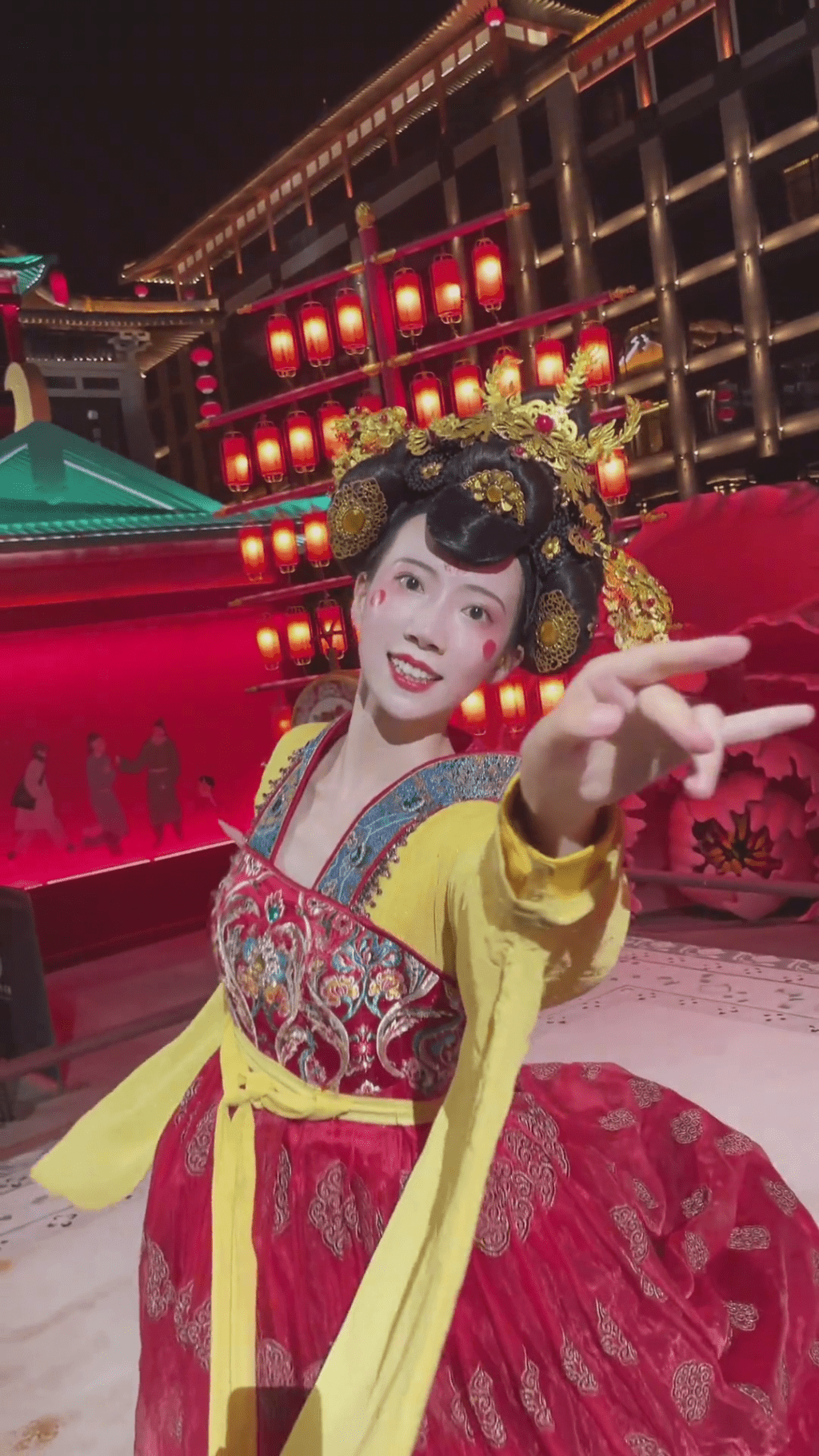 皮卡晨于2019年因其独特的“不倒翁”演出，在内地社交平台一夕爆红。