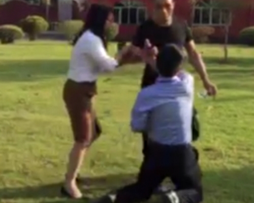 深圳执法人员向建筑公司保安下跪求放行。网图