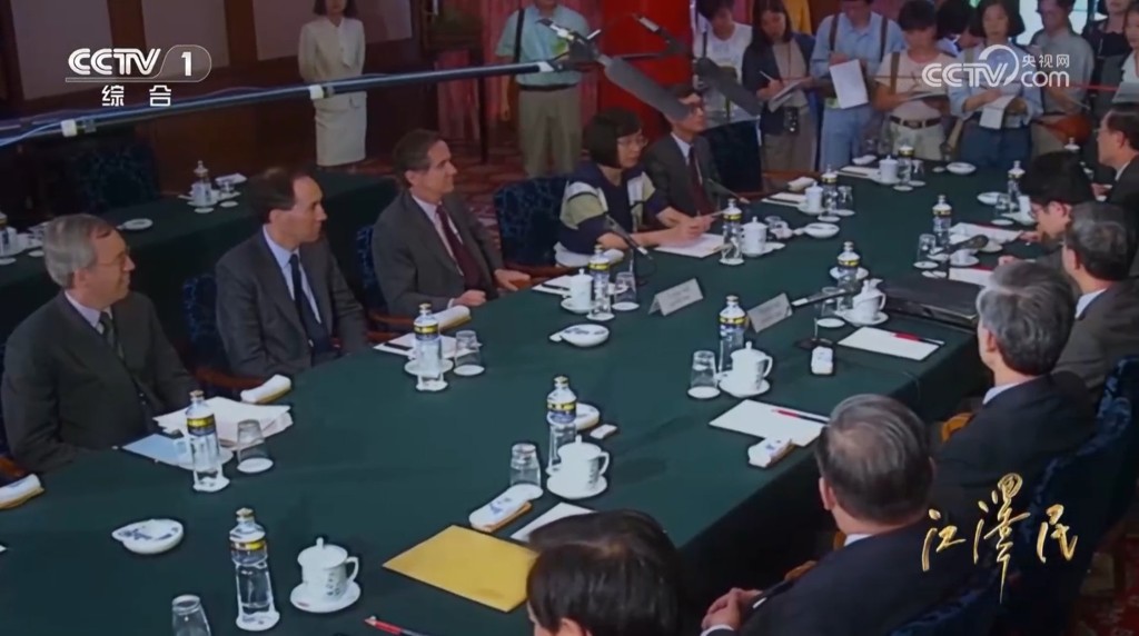 片中提到,中方為1997年後港人利益據理力爭,中英雙方終於達成《關於香港新機場建設及有關問題的諒解備忘錄》。央視截圖 片中提到,中方為1997年後港人利益據理力爭,中英雙方終於達成《關於香港新機場建設及有關問題的諒解備忘錄》。央視截圖