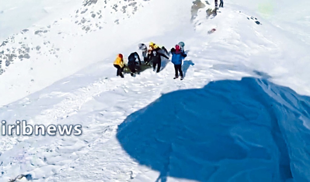 搜救隊在德黑蘭山區搜索失蹤者。