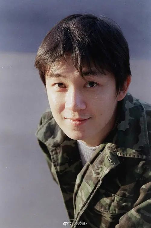 潘粵明2002年因主演《情不自禁》獲第九屆北京大學生電影節最佳男演員獎。