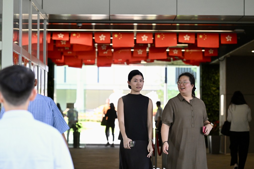 李家超表示,「責任制」目的是提升原有機制的清晰度與透明度,以增強社會對政府的信心。 李家超表示,「責任制」目的是提升原有機制的清晰度與透明度,以增強社會對政府的信心。