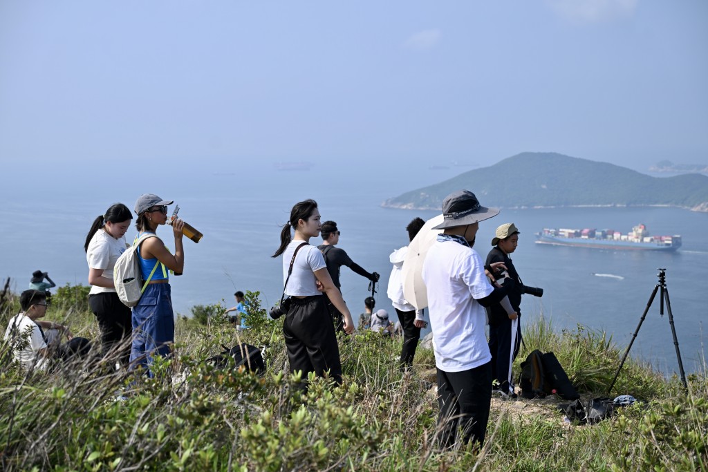 有市民登上玉桂山頂等待山東艦離港。劉駿軒攝 有市民登上玉桂山頂等待山東艦離港。劉駿軒攝