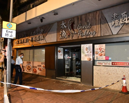 涉事食肆門口玻璃大門破碎。