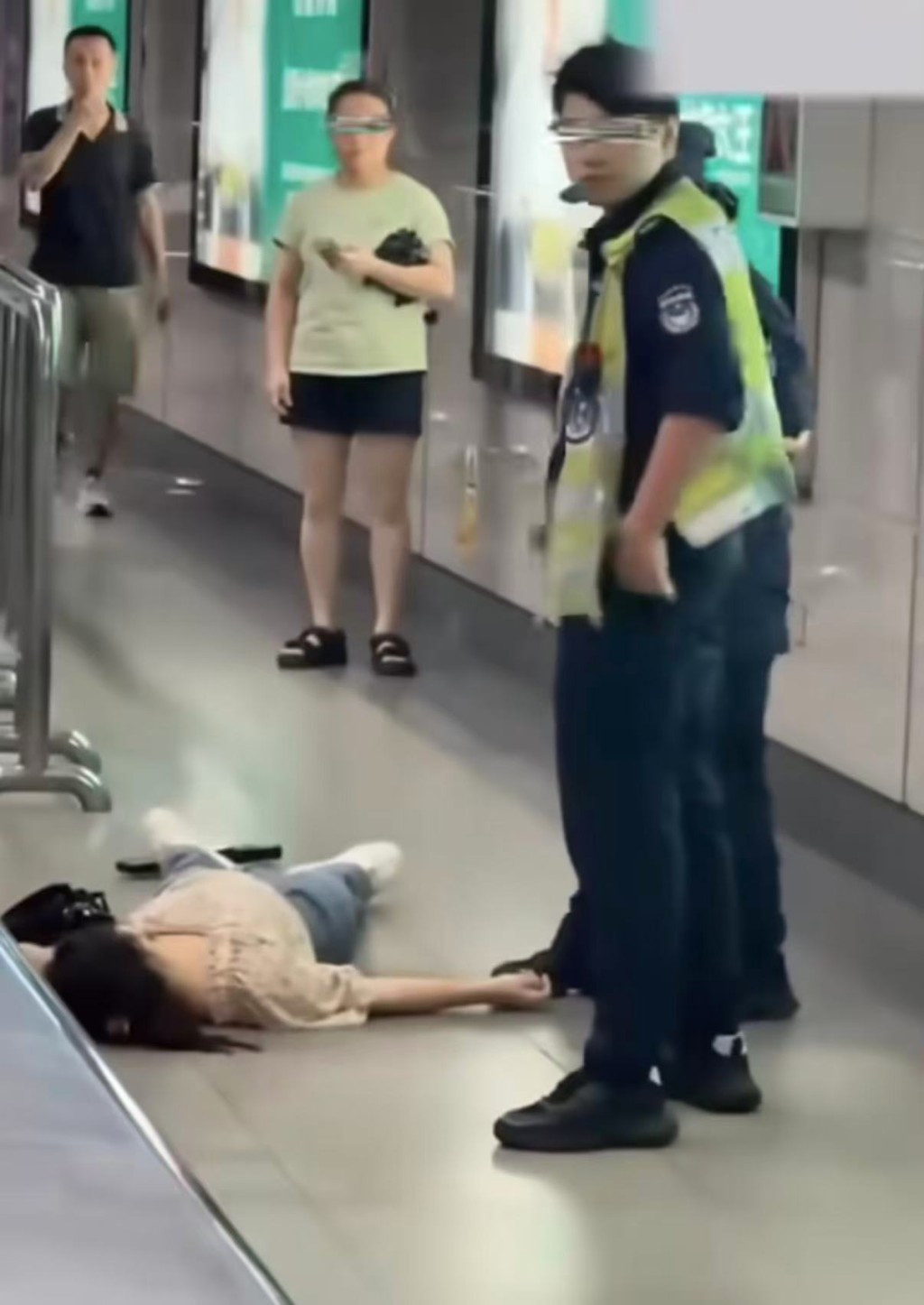 深圳女拒安檢猛砸地鐵工作人員。微博@今事 深圳女拒安檢猛砸地鐵工作人員。微博@今事