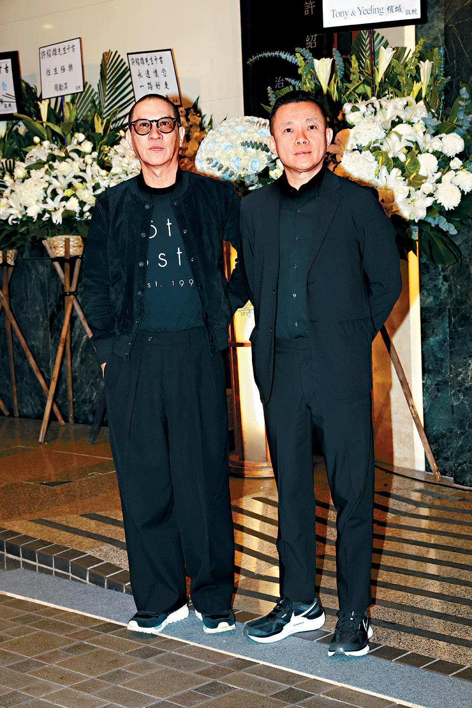 张家辉（左）与文伟鸿现身灵堂送别Benz雄，期间见家辉抹鼻水，明显哭过。