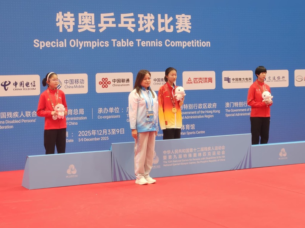 羅淑佩為特奧乒乓球女子少年組頒獎。羅淑佩fb 羅淑佩為特奧乒乓球女子少年組頒獎。羅淑佩fb