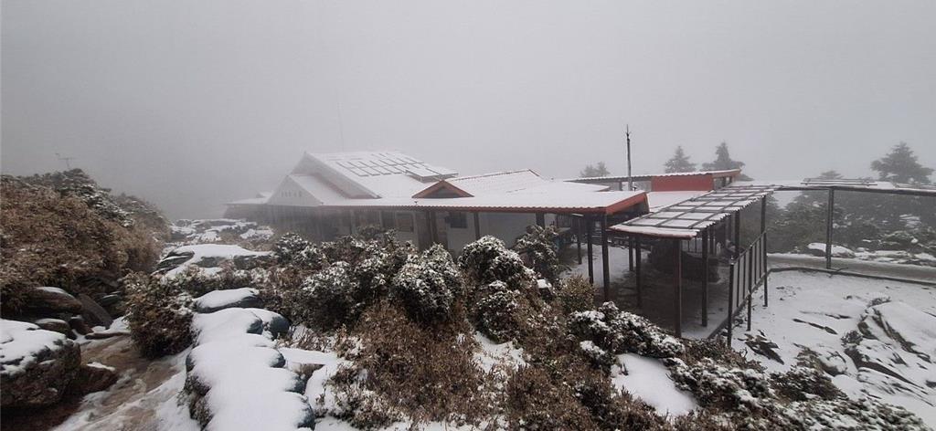 台東嘉明湖山區降雪，出現白色世界美景。熊出沒團隊