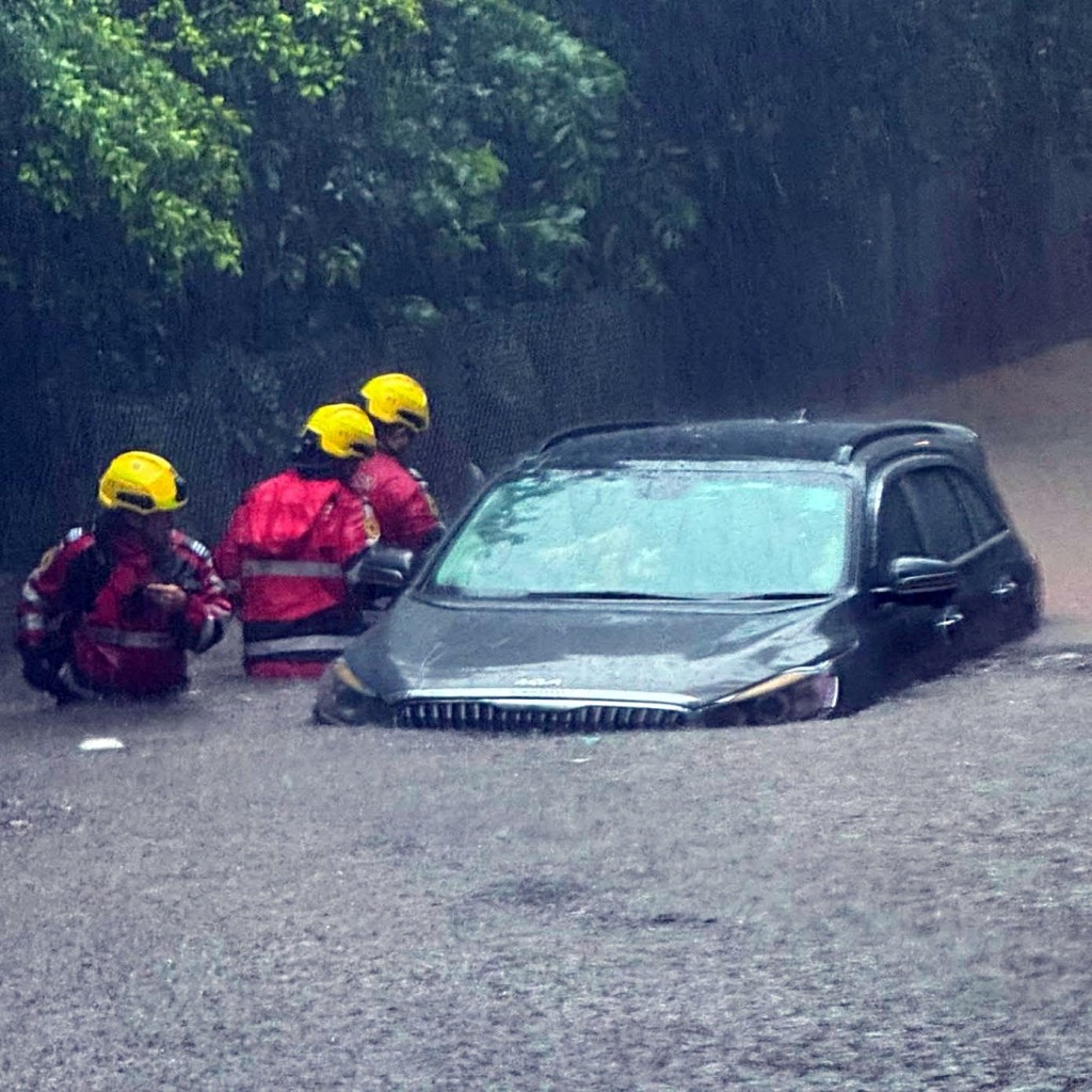 消防處接獲57宗水浸事故。fb:香港消防處 消防處接獲57宗水浸事故。fb:香港消防處