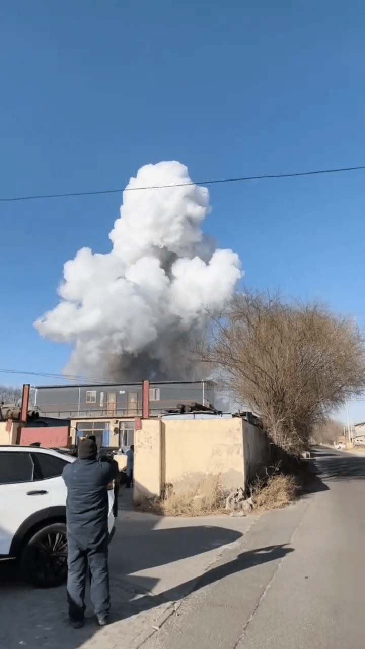 內蒙古包頭一工廠區發生爆炸，現場炸出蘑菇雲。