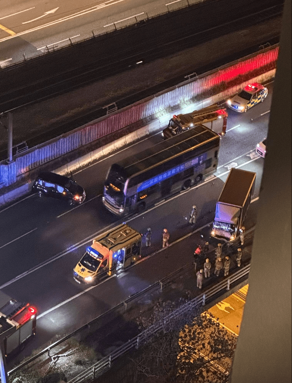 意外發生後，涉事私家車車尾嚴重損毀，橫亘在快線中央；而尾隨的貨車則在碰撞後失控，撞向左邊鐵欄，最終停在路肩位置。FB@DKLeung