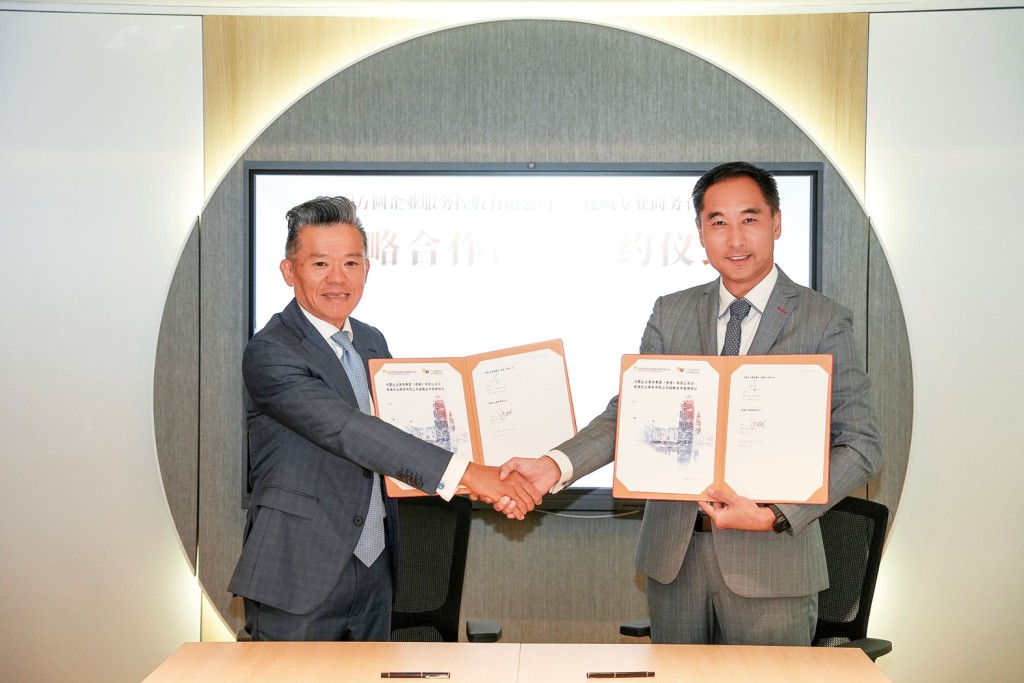 (左起) 華潤方圓董事兼行政總裁魏偉峰、連城集團合夥人馮南山在儀式上交換文件，標誌著雙邊協作正式啟動。