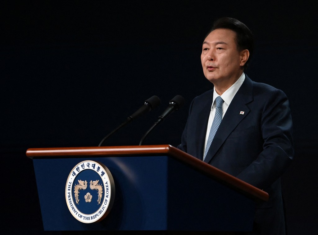 雖然施政受阻，但執政黨在國會守住100席，尹錫悅可望逃過彈劾。路透社