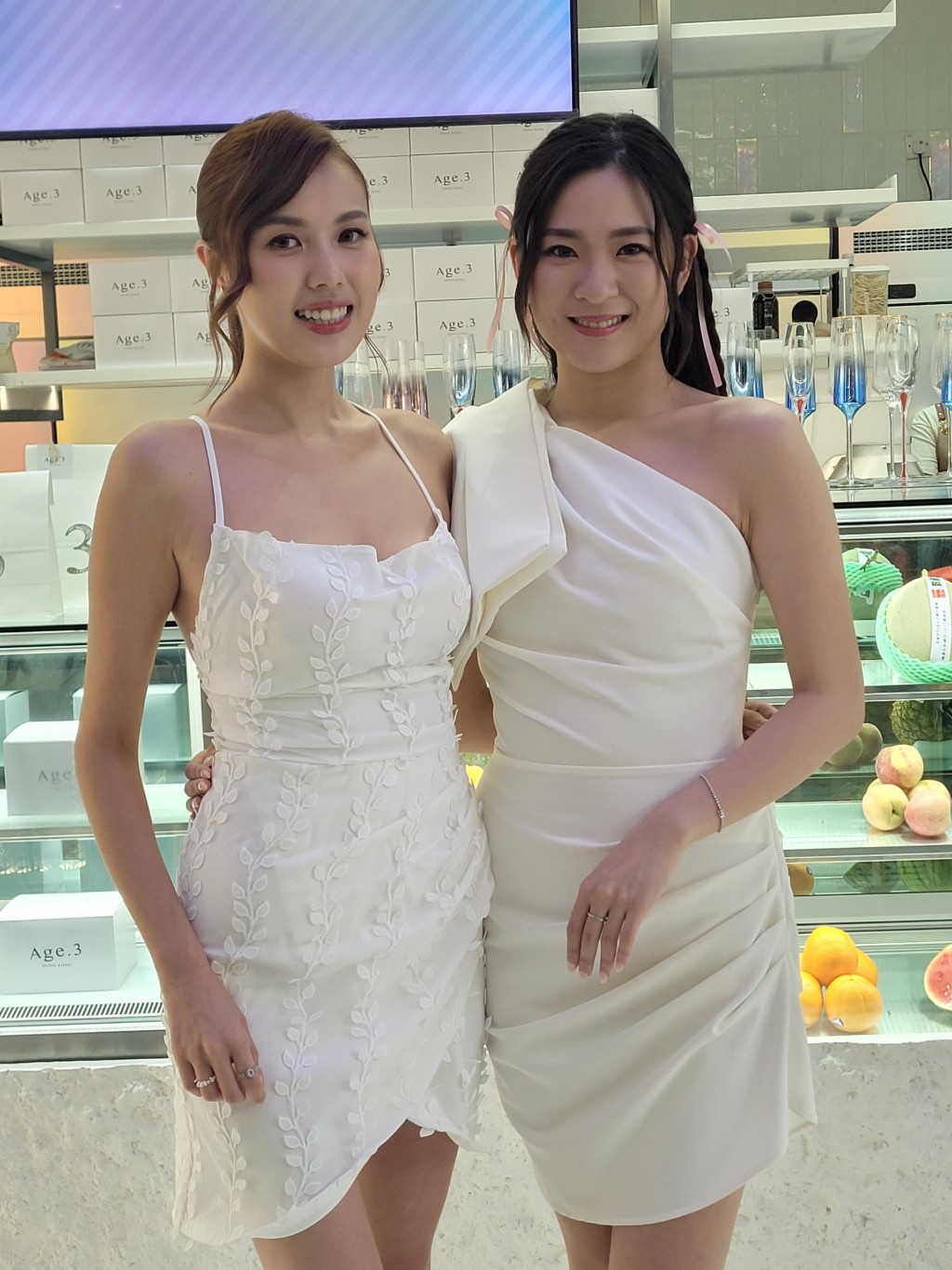 陈懿德、邓凯文以斜膊裙和低胸吊带裙亮相。